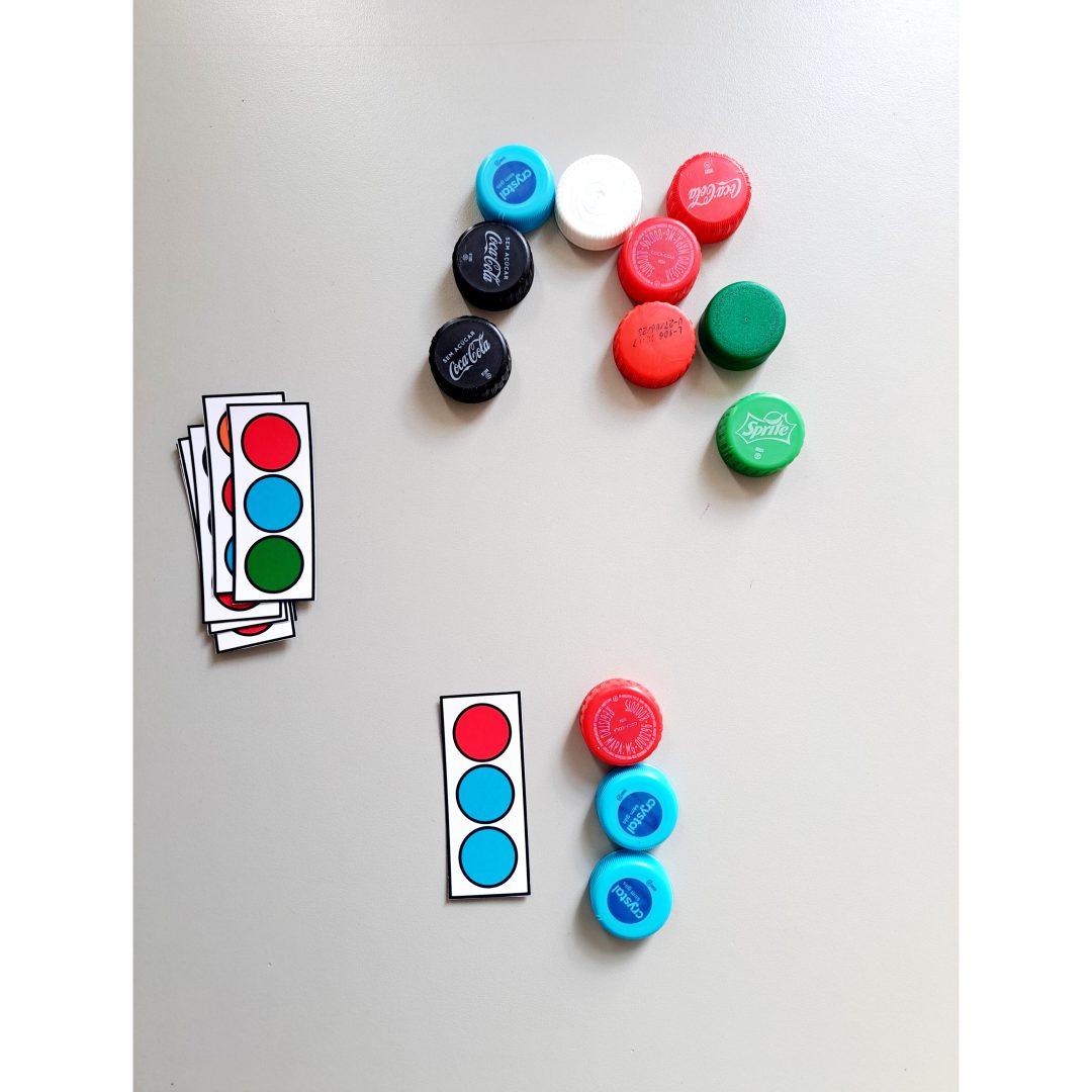 Brincadeira das cores com tampinhas