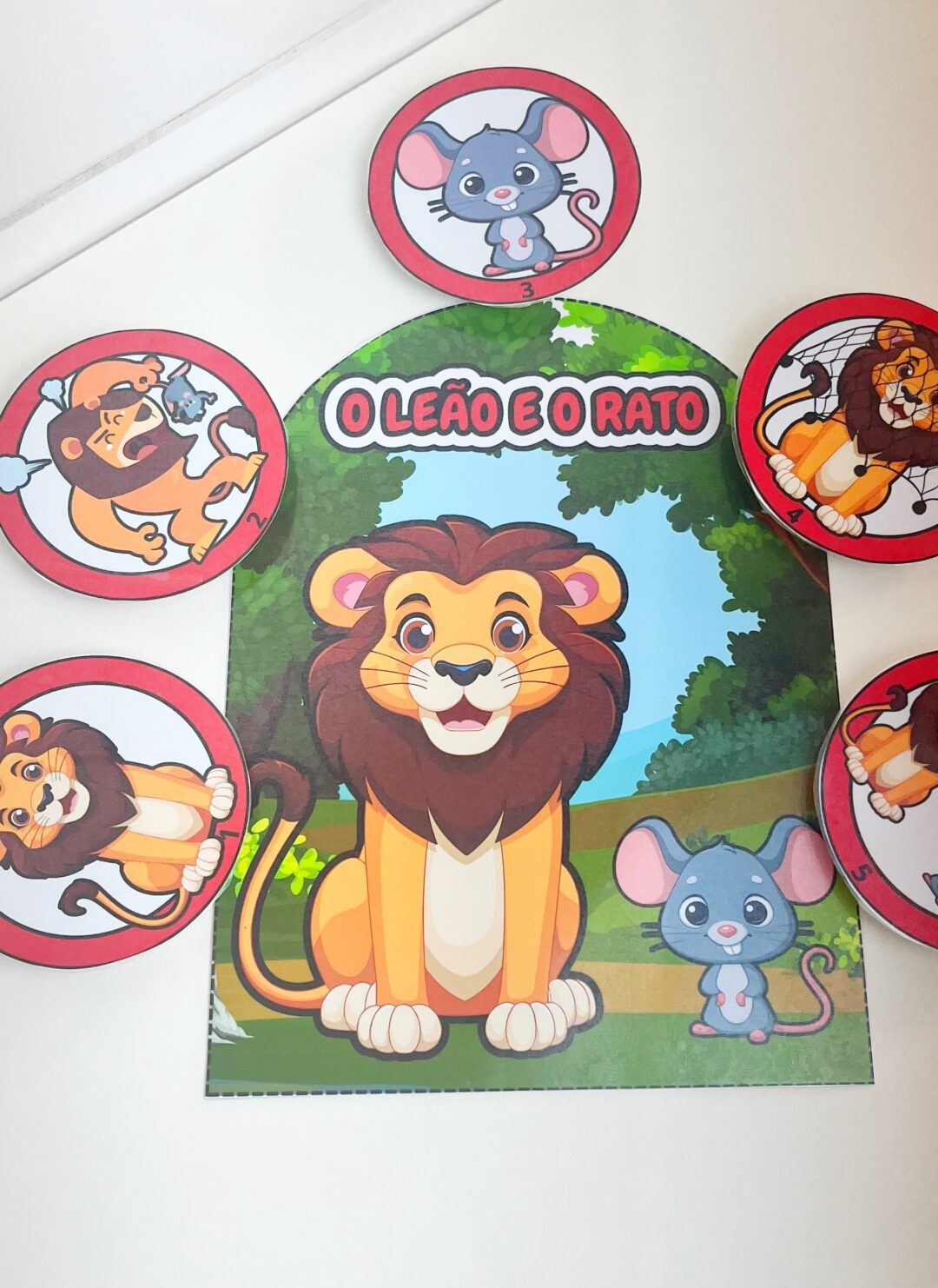 ✨📖 História na Luva!  🐾 “O Leão e o Rato”