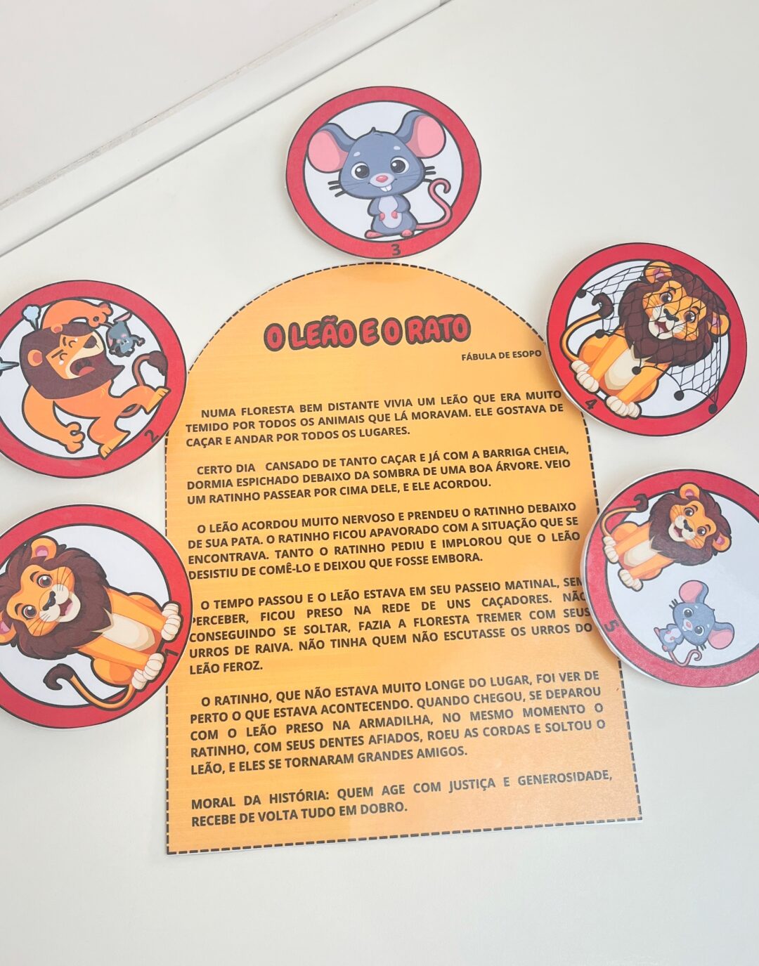 ✨📖 História na Luva!  🐾 “O Leão e o Rato” - Imagem 2